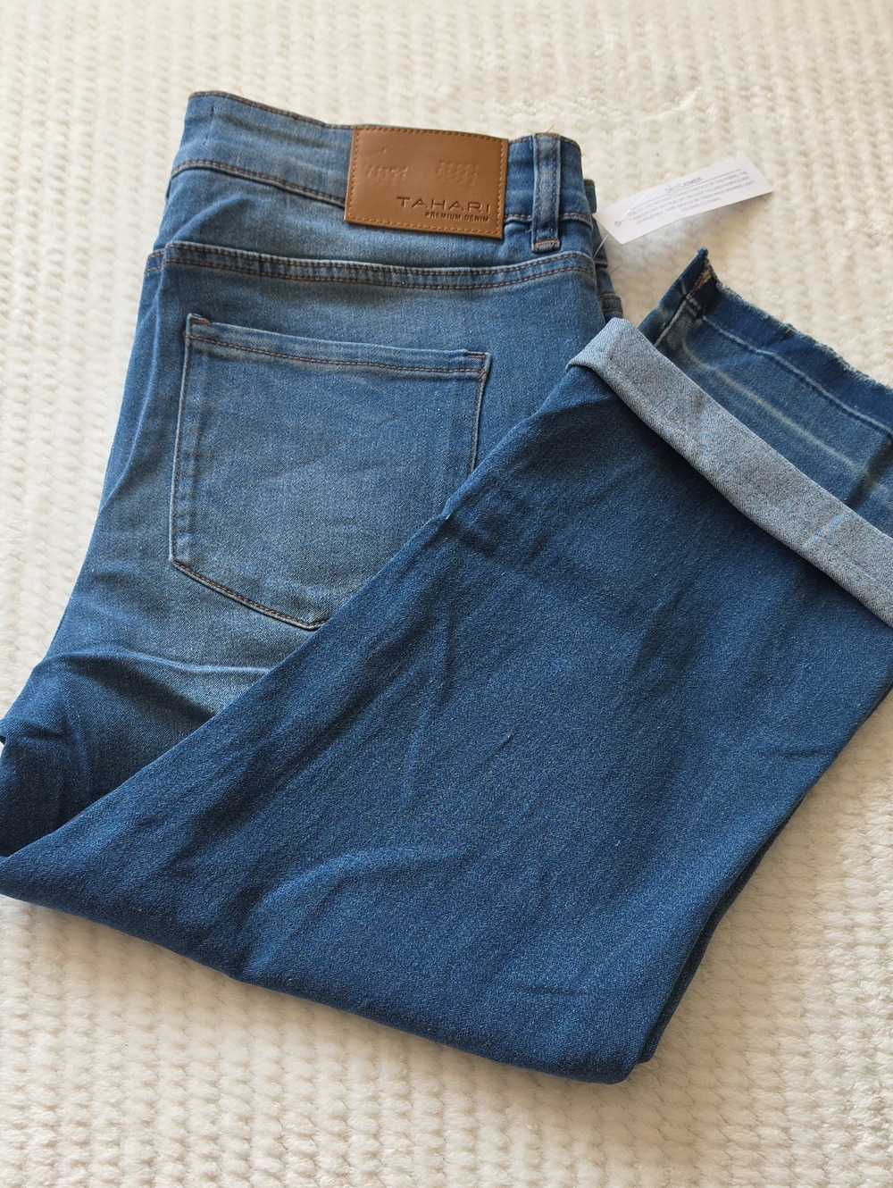 Tahari Mid Rise Miniboot Capri Blue Denim Jeans Brand New